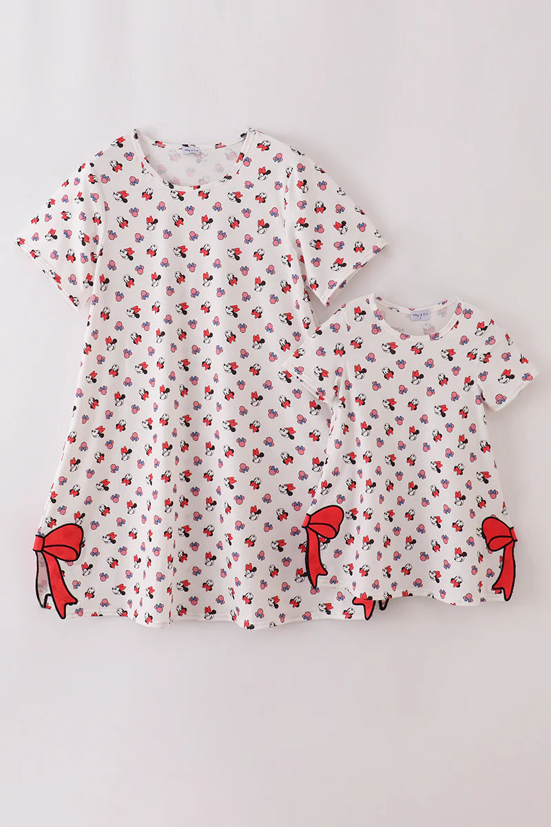 Mommy and Me Character print bow applique
